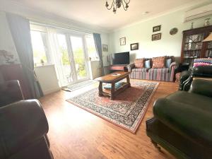 Pass the Keys Hamilton House-Superb location