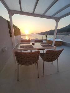 Stylish Rooftop Retreat with Hot Tub with Loutraki Beach