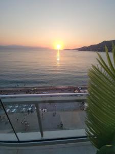 Stylish Rooftop Retreat with Hot Tub with Loutraki Beach