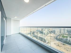 Superhost- 1BR Near Miracle Garden, Pool and Gym, Balcony Arjan