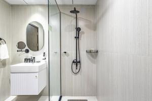 Superhost- 1BR Near Miracle Garden, Pool and Gym, Balcony Arjan