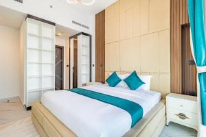 Superhost- 1BR Near Miracle Garden, Pool and Gym, Balcony Arjan