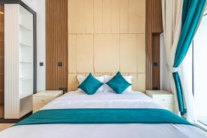 Superhost- 1BR Near Miracle Garden, Pool and Gym, Balcony Arjan
