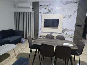 شركة فؤاد علي العزي للشقق المخدومة