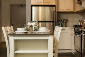 Palm & Vine MODERN COZY LOFT in HOLLYWOOD, FREE Parking