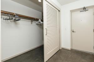 Palm & Vine MODERN COZY LOFT in HOLLYWOOD, FREE Parking