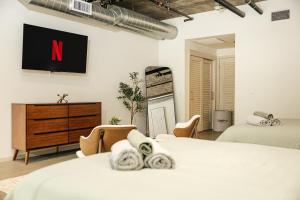 Palm & Vine MODERN COZY LOFT in HOLLYWOOD, FREE Parking