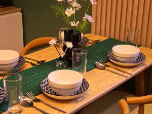 Cozy Canal House 1 min to MRT & Street Foods