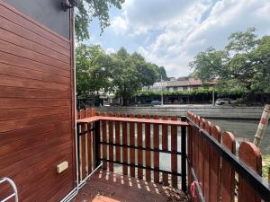 Cozy Canal House 1 min to MRT & Street Foods