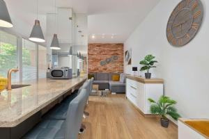 Stylish Apartment in Gdańsk Center with Garden and Parking by Noclegi Renters