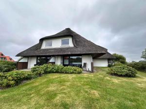 Sky & Sand Homes Oceans Drift I Wohnung unter Reet mit Terrasse am Ordinger Strand