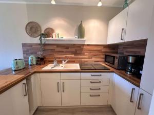 Sky & Sand Homes Oceans Drift I Wohnung unter Reet mit Terrasse am Ordinger Strand