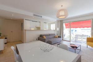 LE CORAIL spacieux avec beau et ample balcon, au centre, idéal pour familles et petits groupes