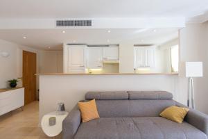 LE CORAIL spacieux avec beau et ample balcon, au centre, idéal pour familles et petits groupes