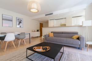 LE CORAIL spacieux avec beau et ample balcon, au centre, idéal pour familles et petits groupes