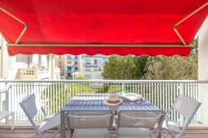 LE CORAIL spacieux avec beau et ample balcon, au centre, idéal pour familles et petits groupes