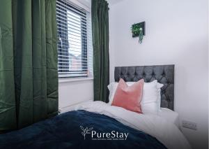 BIG MCR 5-bedroom Contractor House Sleeps 8 with Parking by PureStay