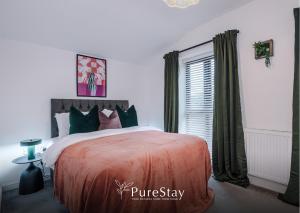 BIG MCR 5-bedroom Contractor House Sleeps 8 with Parking by PureStay