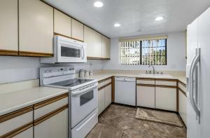 Stylish Condo with Private Pool & & Panoramic View