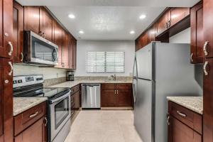 2BR 2BA Stylish Palm Springs Oasis Private Pool