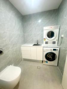Cozy Bedroom with Private Bathroom and Toilet Close to Train Station Airport