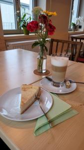 Anna und Sascha, Hotel und Café