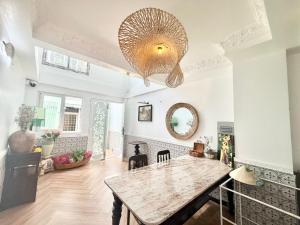 Cherry Blossom Boutique Hotel Entire House Bui Vien