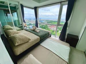 Stunning view staycation near MOA PICC WORLD TRADE CENTER AIRPORT LUNETA PARK MANILA OCEAN PARK QURINO GRANDSTAND