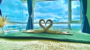 Stunning view staycation near MOA PICC WORLD TRADE CENTER AIRPORT LUNETA PARK MANILA OCEAN PARK QURINO GRANDSTAND