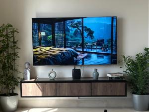 استيديو ملكي مع بلكونة موقف خاص مجانا