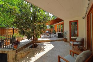 Luxury Tbilisi House with Garden - by Wehost