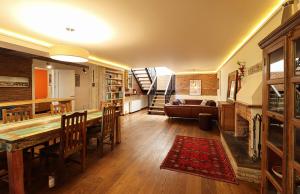 Luxury Tbilisi House with Garden - by Wehost