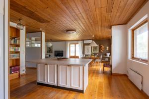 Scenic Lakehouse near Stockholm with Sauna & Jetty