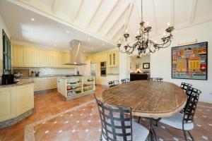 La Zagaleta, Benahavís - Villa with private pool and mountain views