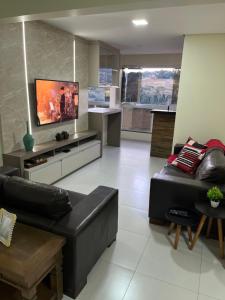 Ap 3 quartos, novíssimo, confortável,frente para Avenida principal