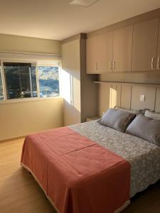 Ap 3 quartos, novíssimo, confortável,frente para Avenida principal