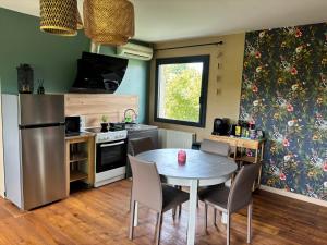 Appartements Logements chaleureux dans Maison avec piscine a 35 min de LYON : photos des chambres