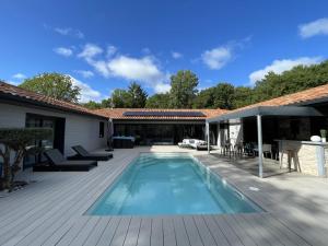 Villa moderne à Soustons avec piscine chauffée, 3 chambres et cuisine extérieure, animaux acceptés - FR-1-379-167