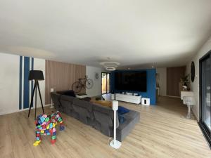 Villa moderne à Soustons avec piscine chauffée, 3 chambres et cuisine extérieure, animaux acceptés - FR-1-379-167