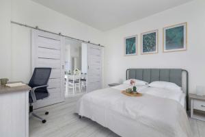 Bright Apartment in Cracow Center with Terrace, Desk and Bathtub by Noclegi Renters