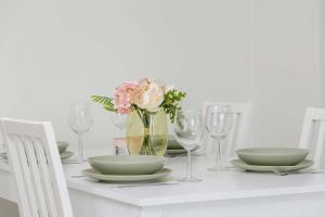 Bright Apartment in Cracow Center with Terrace, Desk and Bathtub by Noclegi Renters