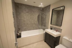 York - Entire Holiday Home with parking and garden