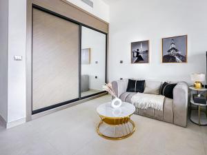 Skyline Views Chic 1BR with Canal Vibes