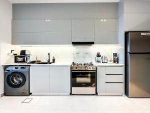 Skyline Views Chic 1BR with Canal Vibes