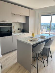 Appartements RIVIERA - 2 Pieces de Charme - Vue Lac - Clim - Parking : Appartement 1 Chambre