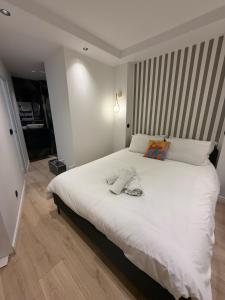 Pépite Suites - "RIVIERA" - 2 pièces de charme avec vue lac, clim et parking privé