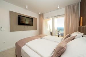 Bumblebee apartments & rooms with pool