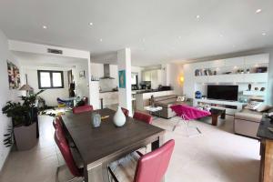 Apartment with terrace close to the beach