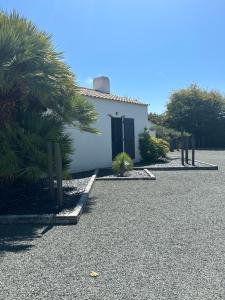 B&B / Chambres d'hotes chambre d hotes les trois chateaux piscine interieure chauffee : photos des chambres