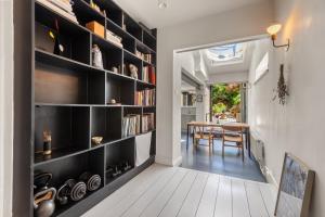 Cosy 2BR House with Garden & Parking